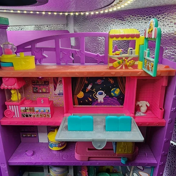2018 Polly Pocket Pollyville Mega Mall Playset - Picture 4 of 10